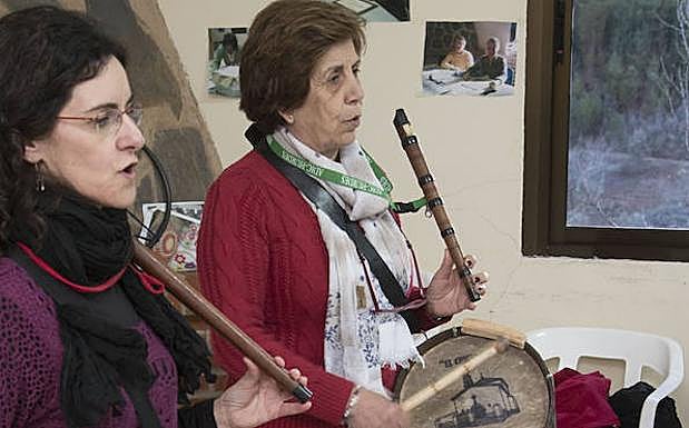 Dos de las seis alumnas que tiene la escuela. :: andy solé