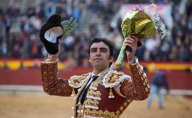 E diestro Miguel Angel Perea da la vuelta al ruedo tras cortar una oreja en la corrida de toros celebrada en Castellón con motivo de la feria de la Magdalena. EFE/Domenech Castelló 