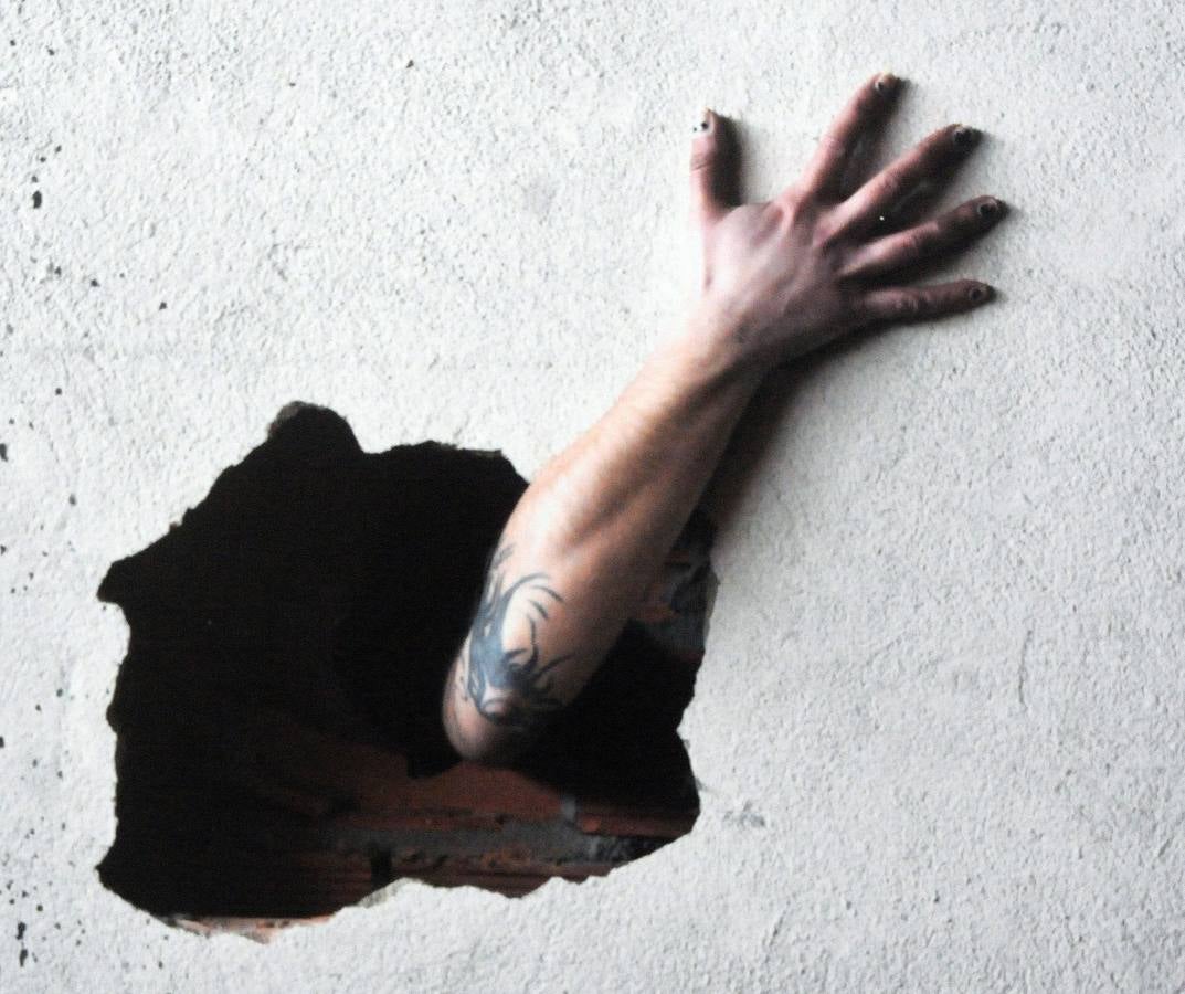 Una exposición de 38 mujeres artistas al hilo de la celebración del 8 de Marzo reivindica en la Asamblea de Extremadura que las féminas 'pinta' "mucho" en la sociedad.