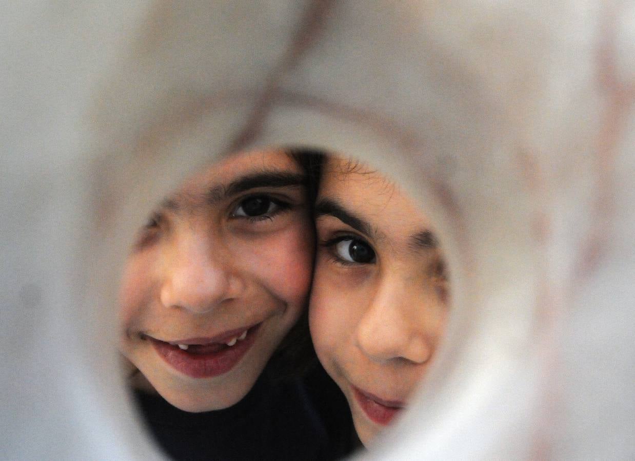 Una exposición de 38 mujeres artistas al hilo de la celebración del 8 de Marzo reivindica en la Asamblea de Extremadura que las féminas 'pinta' "mucho" en la sociedad.