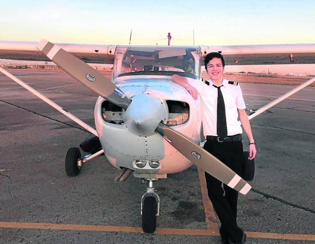 El adolescente Nacho Rodríguez Lozal, 16 años, junto a una de las avionetas que pilota. :: familia rodríguez