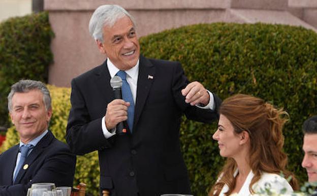 Piñera da un discurso. 