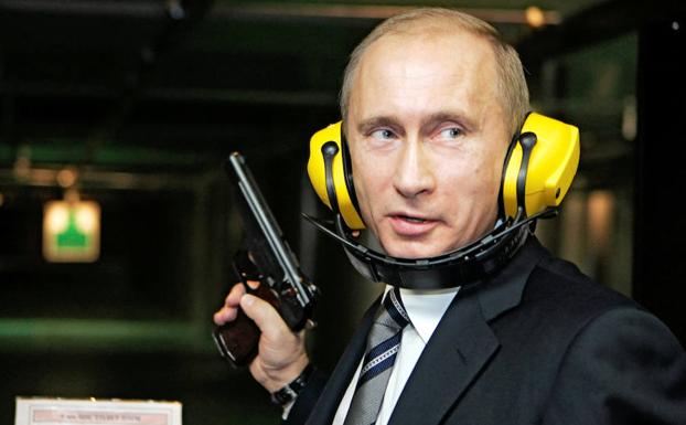 Putin sostiene una pistola. 