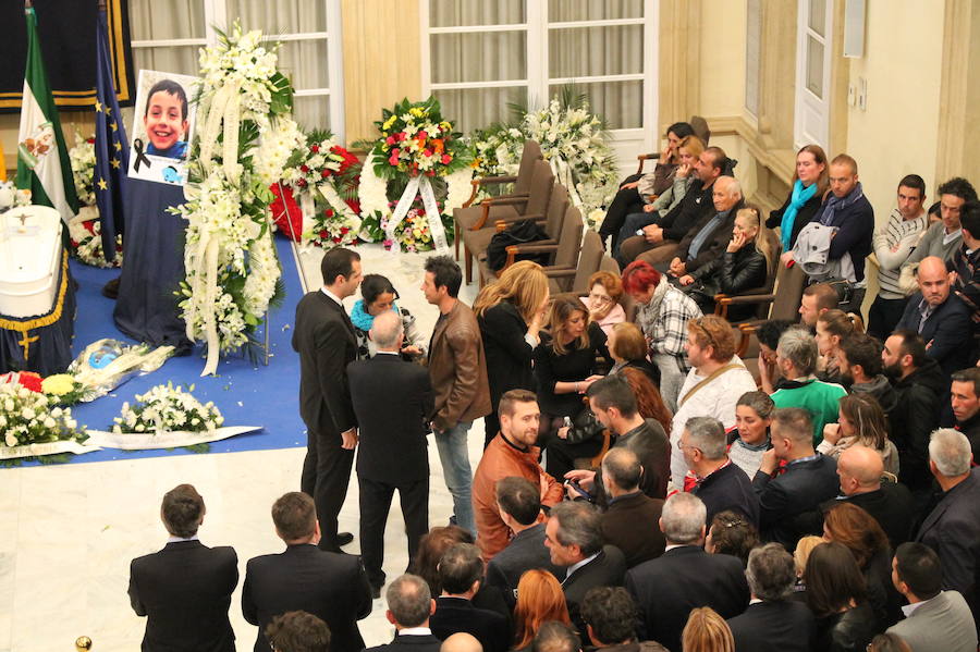 La capilla ardiente de Gabriel Cruz, instalada en el Palacio Provincial de la Diputación de Almería, ha abierto esta tarde sus puertas para que todo aquel que lo desee pueda acompañar a la familia del pequeño, cuyo cadáver fue hallado ayer en el maletero del vehículo de la pareja de su padre.