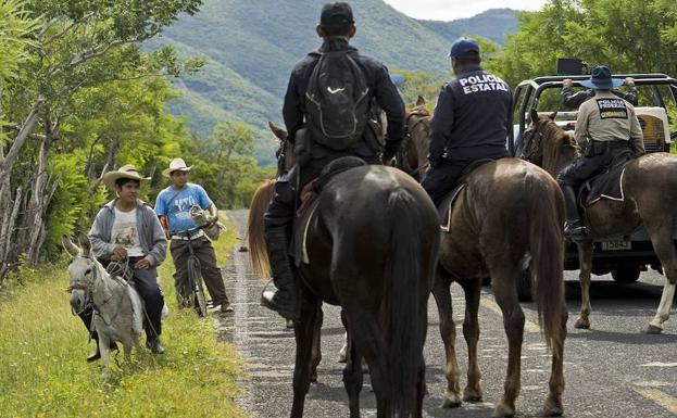 Miembros de la Gendarmería de México a caballo participan en la búsqueda de los 43 estudiantes universitarios desaparecidos. 