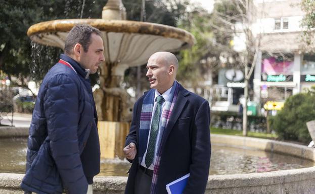 Marco Antonio Sosa, a la derecha, junto a David Valls, en el Paseo de Cánovas. 