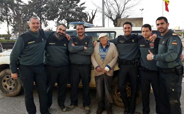 Agentes de la Guardia Civil con el hombre de 93 años tras ser localizado