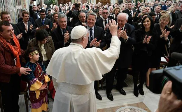 El papa Francisco (c) saluda a las autoridades de la provincia francesa de Marsella durante una audiencia en el Vaticano. 