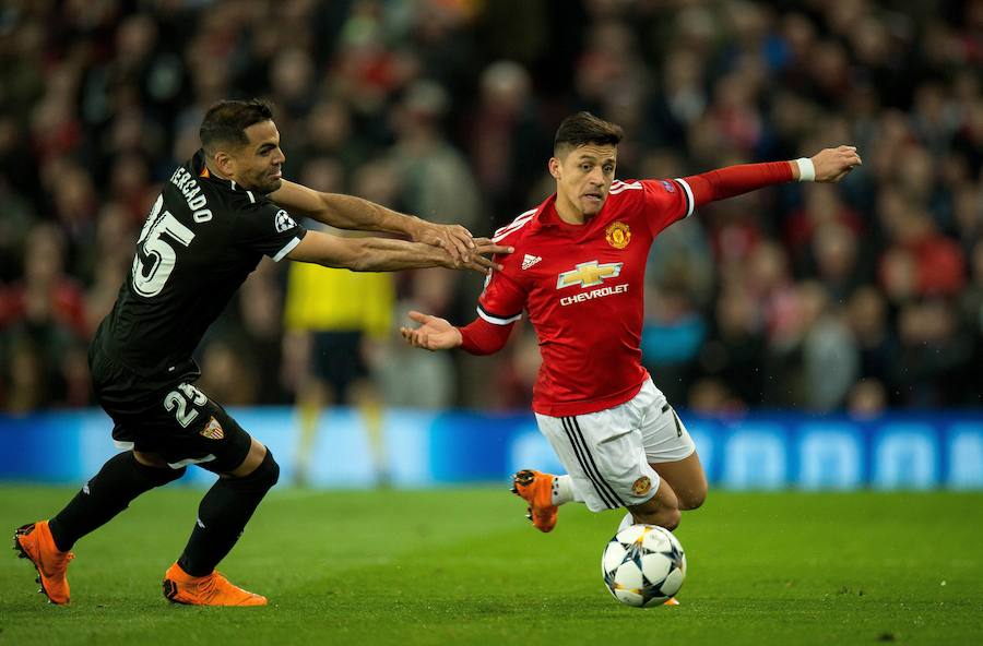 El Sevilla logró el pase a cuartos de final de la Liga de Campeones al imponerse por 1-2 al Manchester United en Old Trafford.