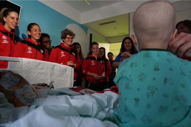 Las jugadoras visitan a uno de los niños ingresados. :: hoy