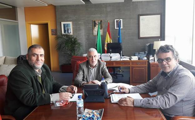 Reunión del delegado de la Comisión Islámica de España en Extremadura, Adel Najjar, con el secretario general de la Educación, Rafael Rodríguez de la Cruz. / 