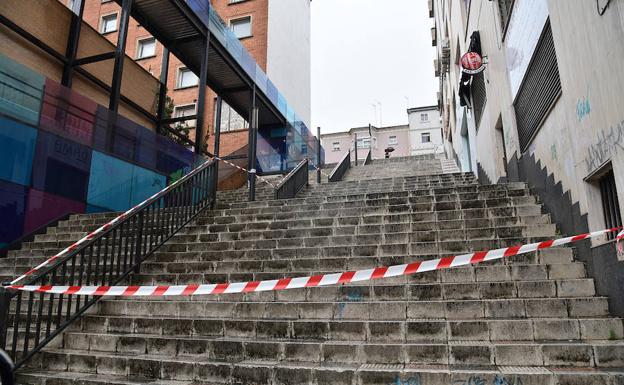 En Plasencia cayeron losetas a las escaleras del centro comercial Dama. 