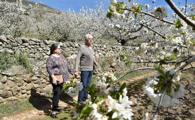 Una pareja, de visita a la comarca el año pasado.