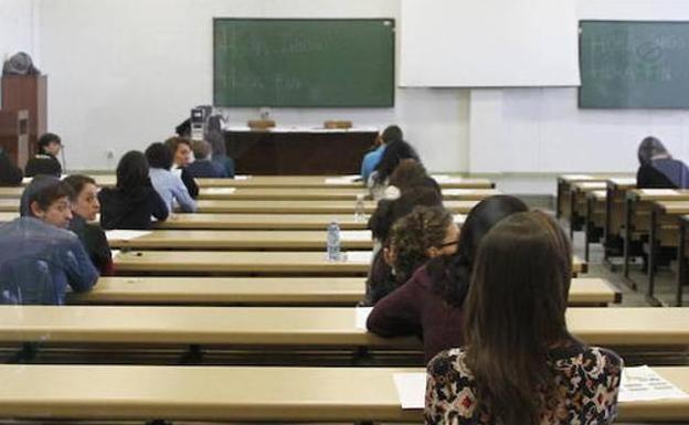 Examen durante unas oposiciones del SES