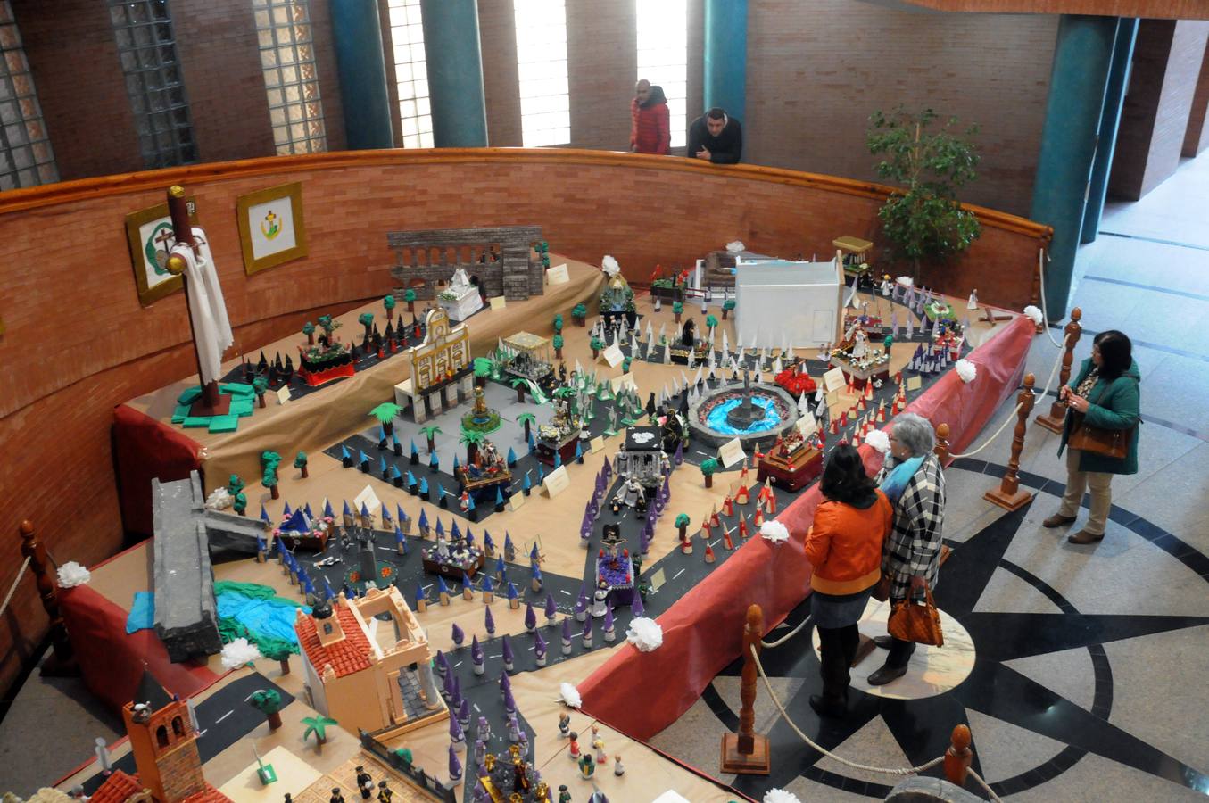 El centro cultural Alcazaba acoge la exposición que montan todos los años los alumnos y profesores del colegio Ntra. Sra. de Guadalupe (Josefinas) sobre la Semana Santa de Mérida. Se podrá visitar hasta el 18 de abril.