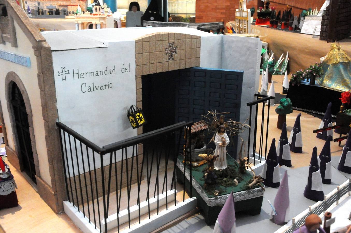 El centro cultural Alcazaba acoge la exposición que montan todos los años los alumnos y profesores del colegio Ntra. Sra. de Guadalupe (Josefinas) sobre la Semana Santa de Mérida. Se podrá visitar hasta el 18 de abril.