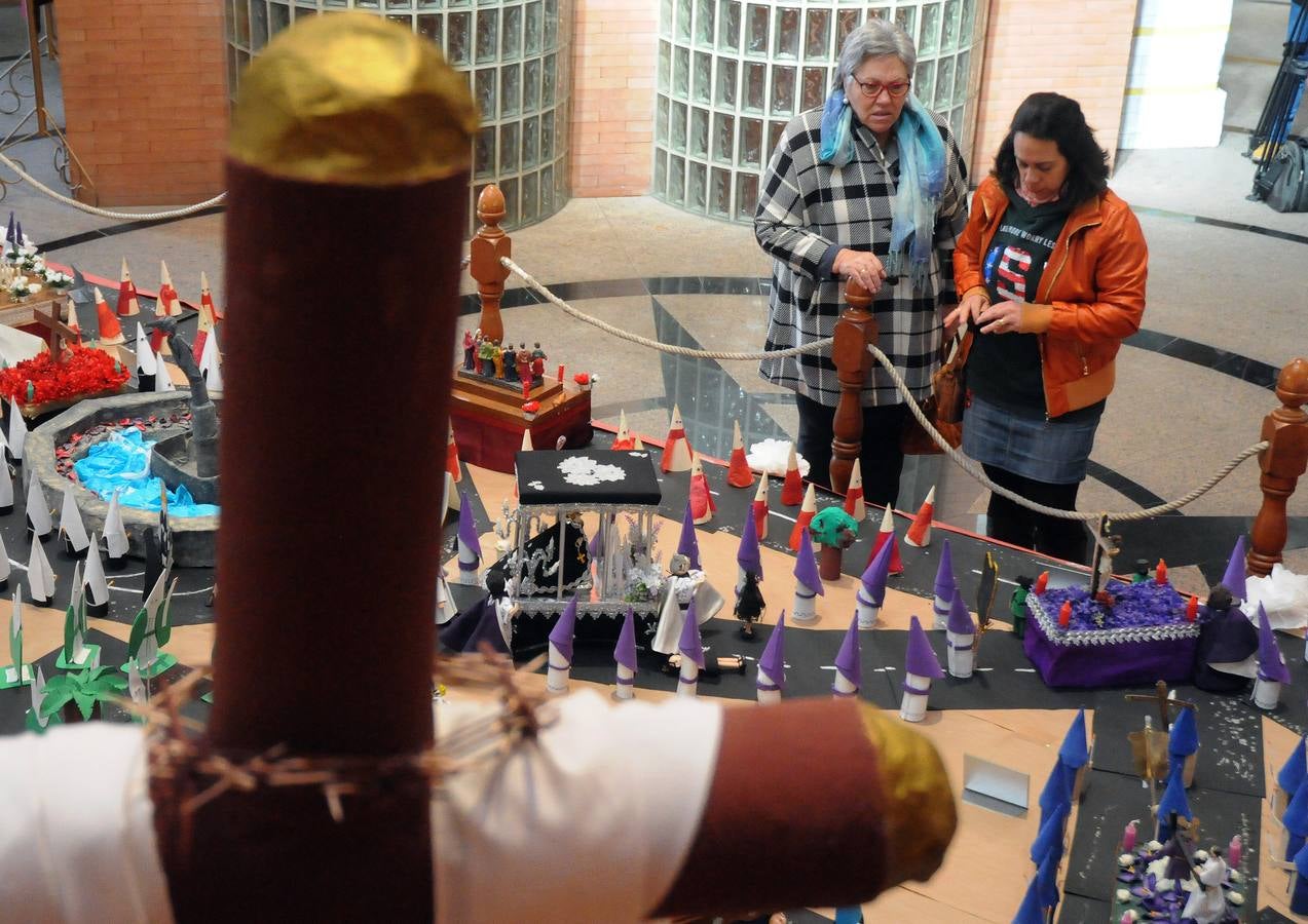 El centro cultural Alcazaba acoge la exposición que montan todos los años los alumnos y profesores del colegio Ntra. Sra. de Guadalupe (Josefinas) sobre la Semana Santa de Mérida. Se podrá visitar hasta el 18 de abril.