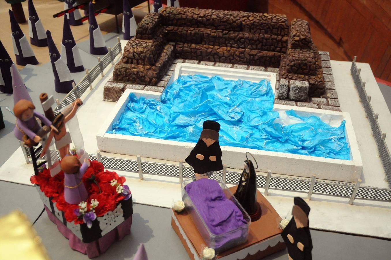 El centro cultural Alcazaba acoge la exposición que montan todos los años los alumnos y profesores del colegio Ntra. Sra. de Guadalupe (Josefinas) sobre la Semana Santa de Mérida. Se podrá visitar hasta el 18 de abril.