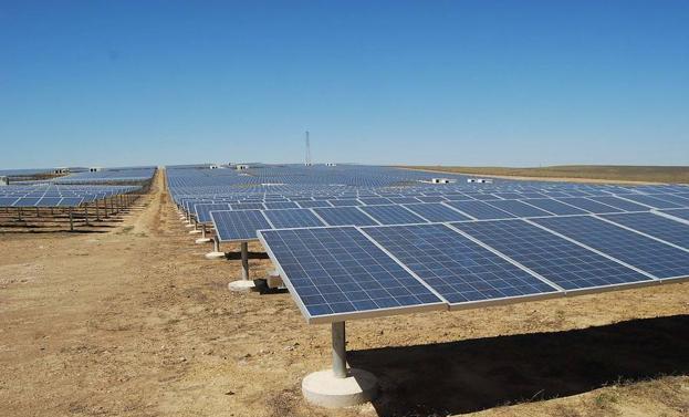 Parque solar fotovoltaico que Fotowatio tiene montado en el paraje La Magascona, Trujillo