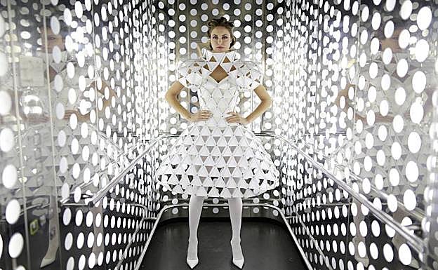 Fotografía tomada por Marcelo del Pozo a una modelo con un diseño elaborado por Myriam Hurtado.