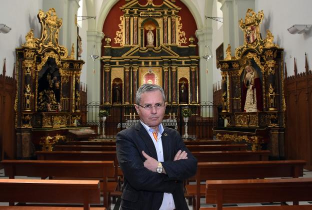 Francisco José Dacoba en el convento de las Descalzas, donde se venera al Cristo de la Espina. :: c. moreno