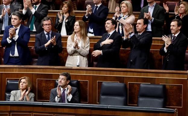 La bancada popular aplaude la presencia en el hemiciclo de Juan Carlos Quer y Juan José Cortés, padres de Diana Quer y Mari Luz Cortés.