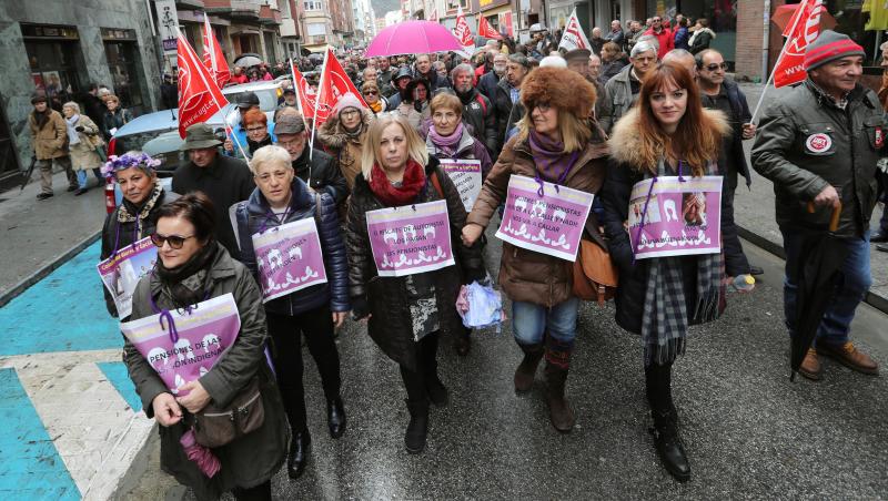 Madrid, Barcelona, Bilbao, San Sebastián, Vigo... protestan en las calles por el insuficiente alza del 0,25% y piden que estas ayudas se revaloricen en función del IPC