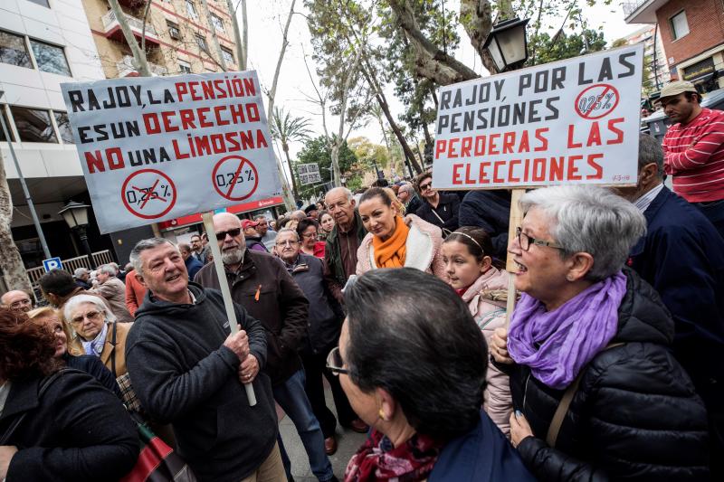 Madrid, Barcelona, Bilbao, San Sebastián, Vigo... protestan en las calles por el insuficiente alza del 0,25% y piden que estas ayudas se revaloricen en función del IPC