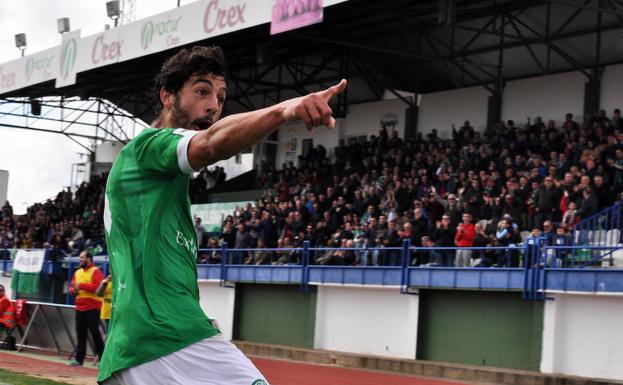 Curro celebra el primer gol de la victoria por 3-0 lograda ante el Écija