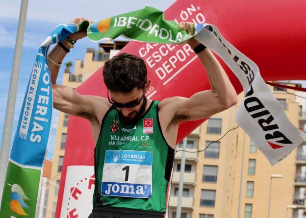 Álvaro Martín celebra su tercer título de campeón de España conquistado en Castellón. :: @atletismoplayas
