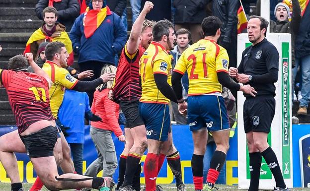 Los jugadores españoles protestan al colegiado rumano tras el partido ante Bélgica. 