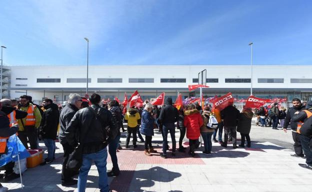 Trabajadores de Amazon frente a la sede de la empresa en San Fernando de Henares.