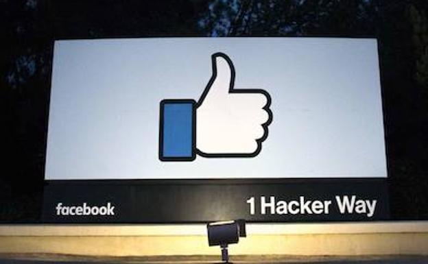 Cartel de publicidad de Facebook en una calle de California.