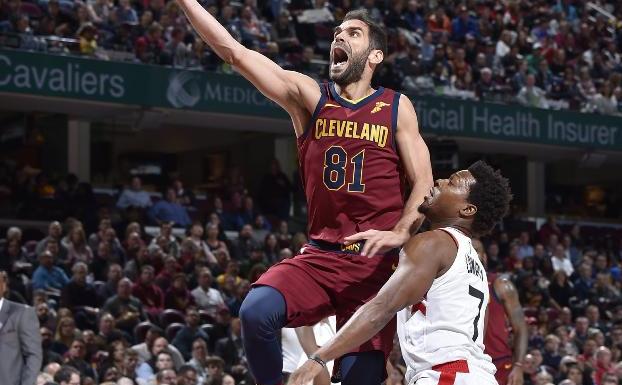 Calderón entra a canasta ante el base de Toronto Lowry. :: cavs.com