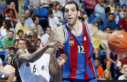 17-Roberto Dueñas, con 2,21 metros, es el jugador de baloncesto español más alto.