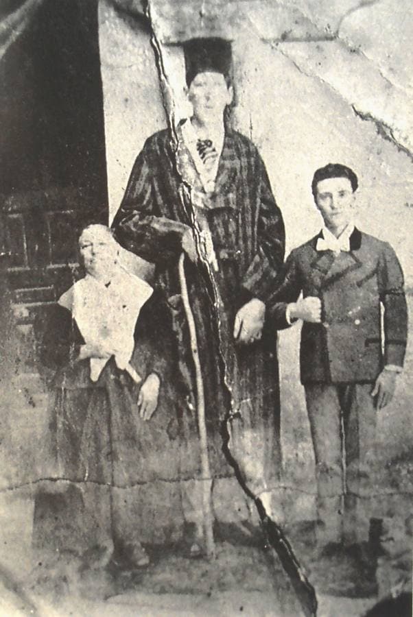 2-La única fotografía que hay de Agustín Luengo Capilla, acompañado de su madre y un desconocido del que algunos dicen que es Alfonso XII.
