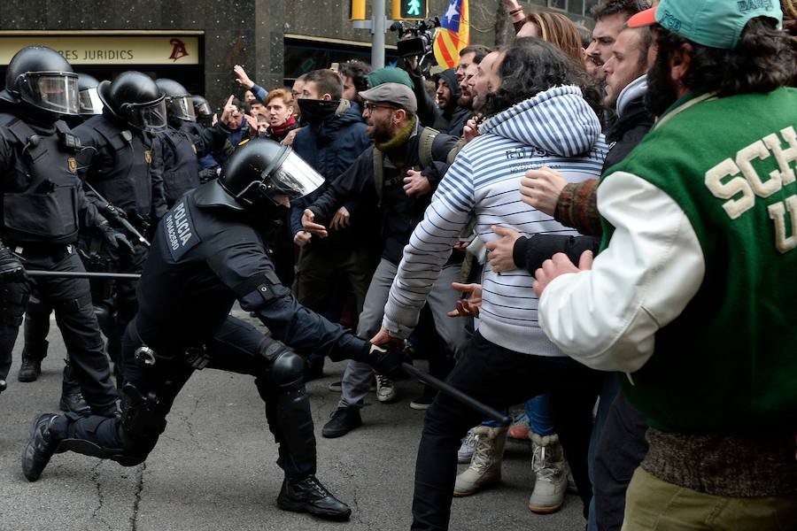 La concentración independentista que tiene lugar frente a la Delegación del Gobierno en Barcelona ha vivido momentos de tensión entre centenares de manifestantes y los agentes antidisturbios de los Mossos d'Esquadra que conforman el perímetro de seguridad.