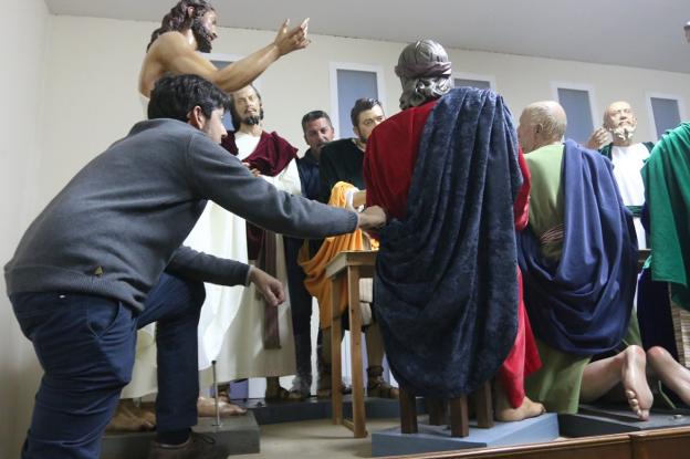 Ultimando los detalles del paso de la Sagrada Cena, que sale hoy de San José. :: j. m. romero