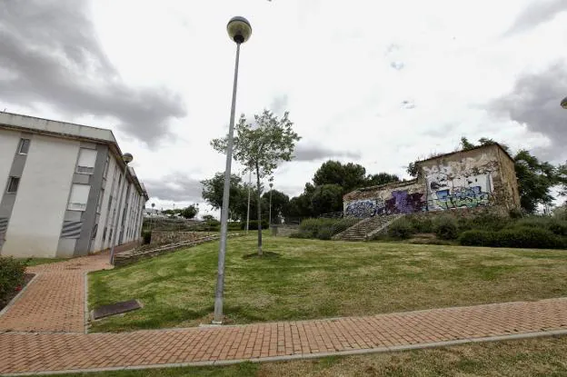 A la derecha, ermita de Santo Vito, vista desde la Ronda del Matadero. :: armando méndez