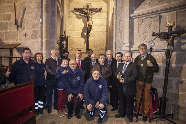 Directiva del Cristo Negro, junto a los premiados. :: jorge rey