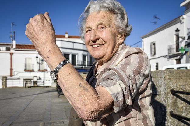 Sonja Vrscaj enseña el tatuaje con su número de prisionera de Auschwitz, en la plaza de Segura de León. :: j. v. arnelas