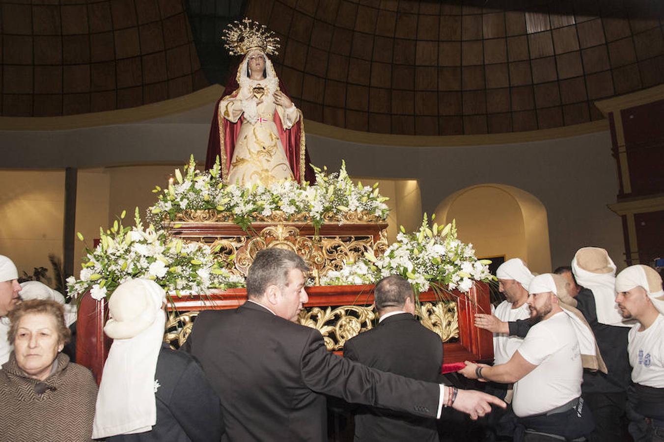 La lluvia respetó el primer desfile de la Hermandad de Jesús Obrero, que estuvo acompañada por cientos de personas