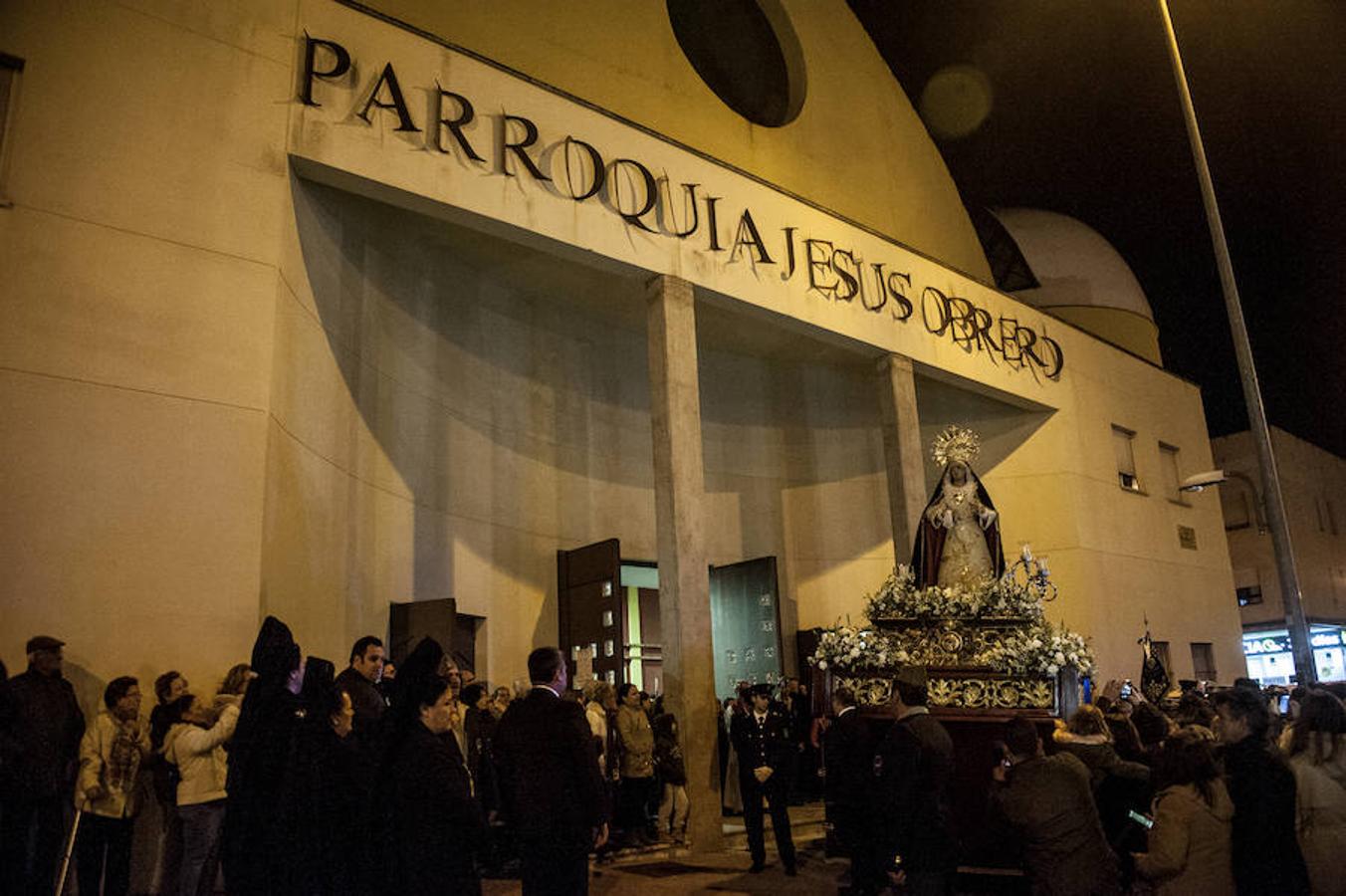 La lluvia respetó el primer desfile de la Hermandad de Jesús Obrero, que estuvo acompañada por cientos de personas