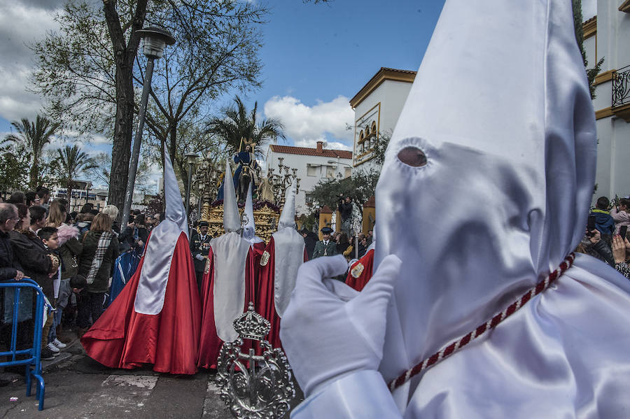 El Domingo de Ramos, un año más, contó con miles de pacenses en la calle y fue una de las procesiones más familiares