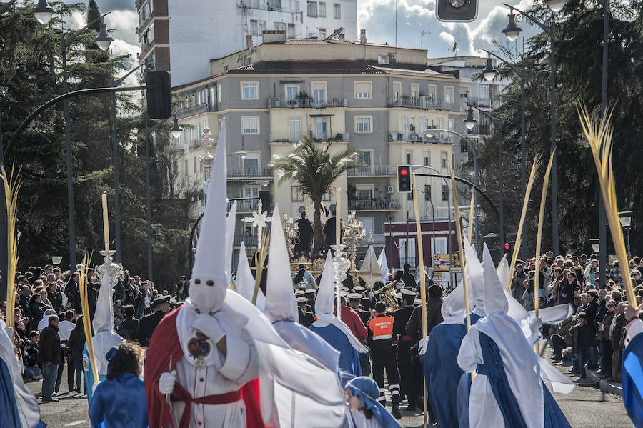 El Domingo de Ramos, un año más, contó con miles de pacenses en la calle y fue una de las procesiones más familiares