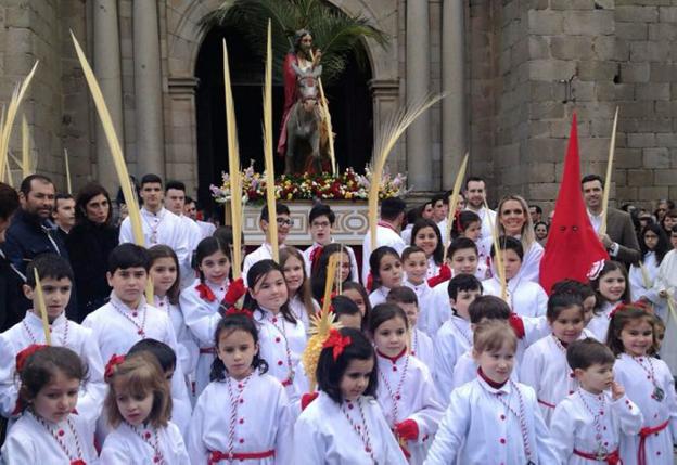 'La Borriquita' en la calle, rodeada de niños. :: f. h.