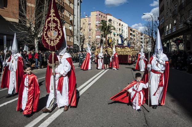 Nazarenos de varias generaciones al frente de La Borriquita en Ricardo Carapeto. :: pakopí