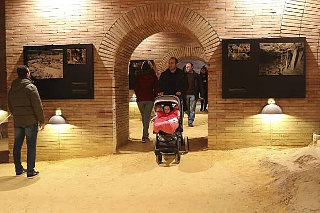 La cripta del MNAR acoge la exposición de fotografías de Latova. :: J.M. ROMERO