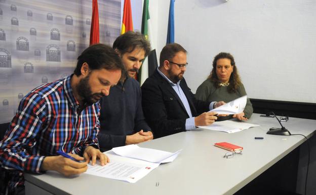 La firma del acuerdo entre PSOE e IU ha tenido lugar esta mañana
