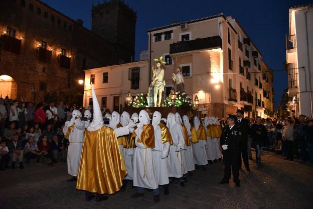 El paso del Cristo de la Columna en la plaza de San Nicolás. :: palma